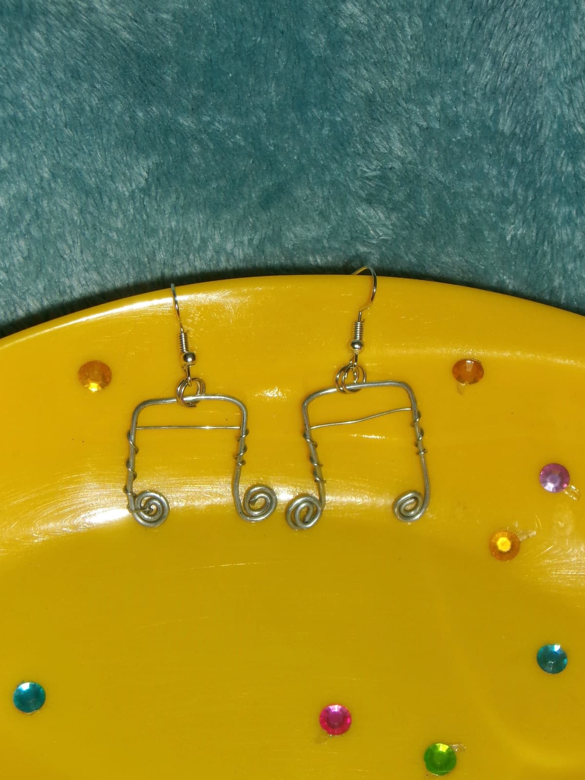 Meowsic note earrings 1